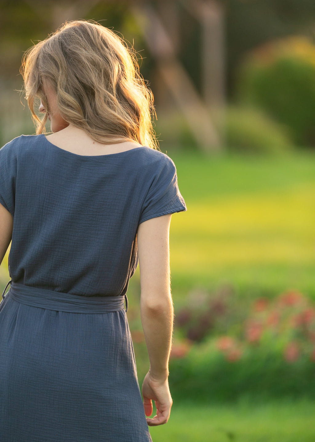 Robe midi ceinturée en gaze bleu marine Lily