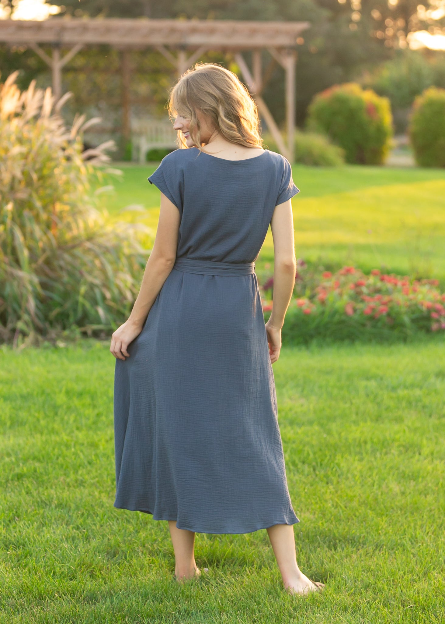 Robe midi ceinturée en gaze bleu marine Lily