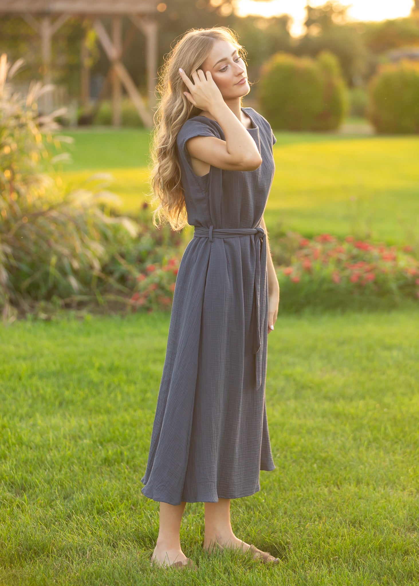 Robe midi ceinturée en gaze bleu marine Lily
