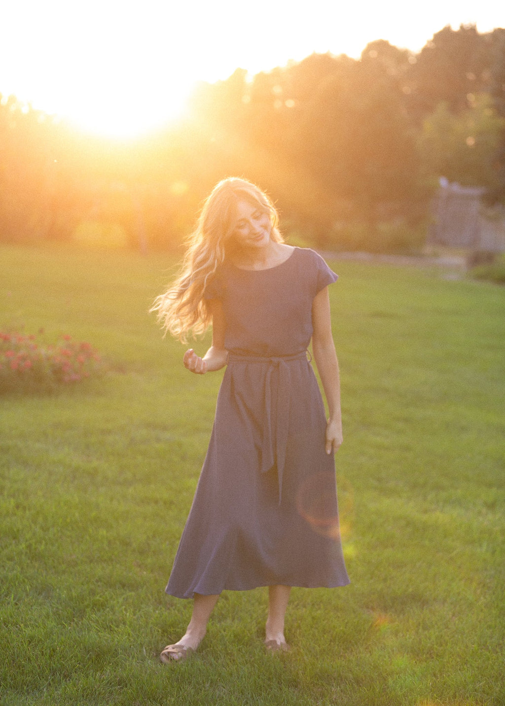 Robe midi ceinturée en gaze bleu marine Lily