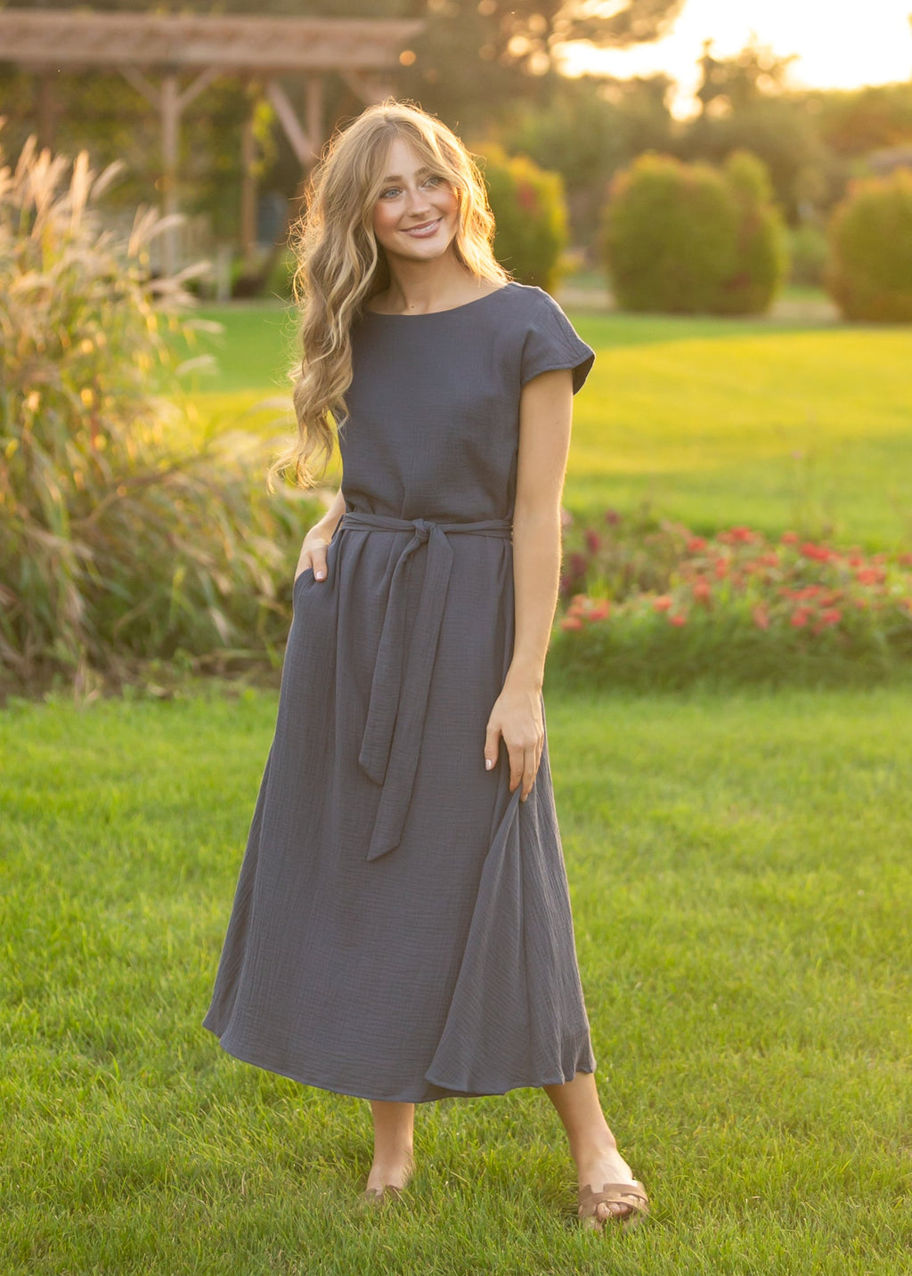 Robe midi ceinturée en gaze bleu marine Lily