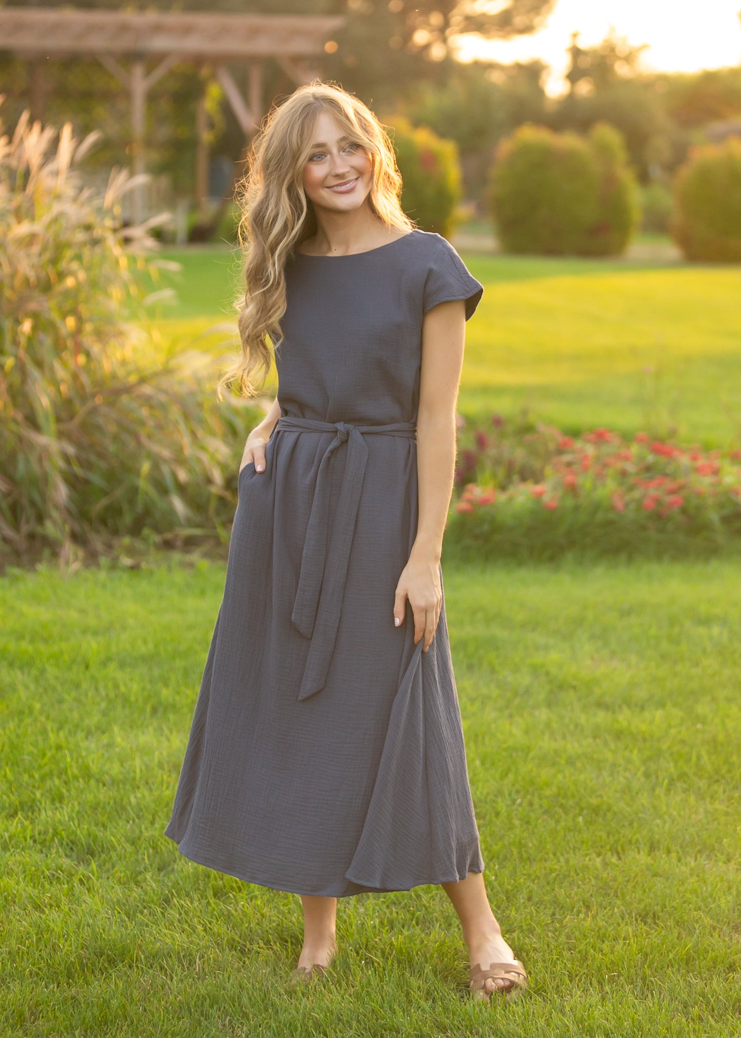 Robe midi ceinturée en gaze bleu marine Lily