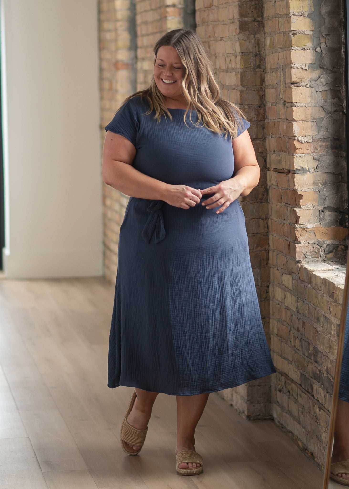 Robe midi ceinturée en gaze bleu marine Lily
