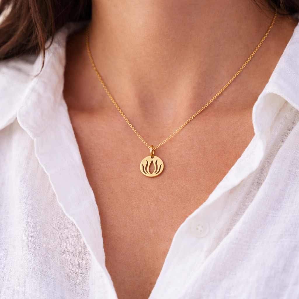 Collier Lotus Flamme – Collier à breloque minimaliste en or laminé