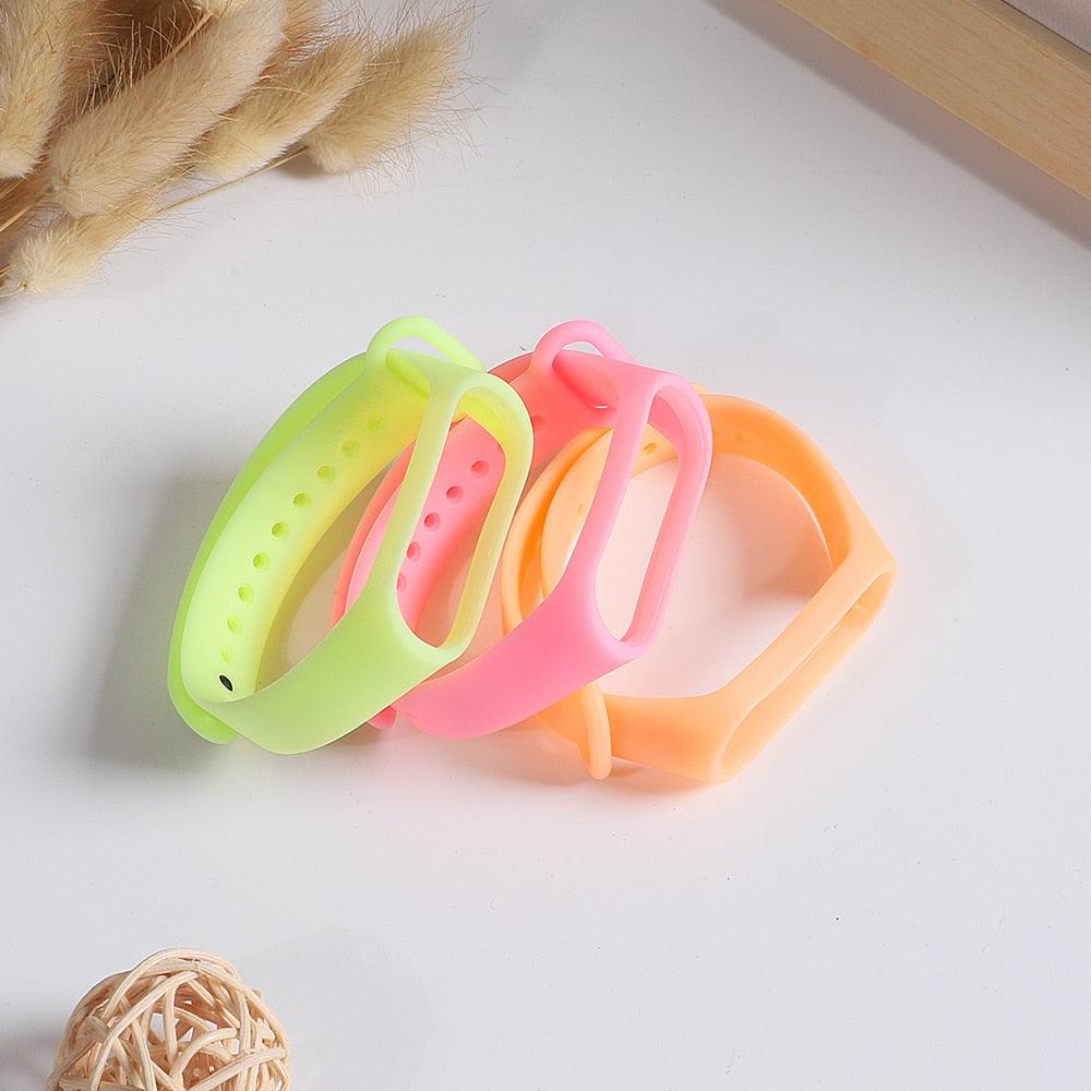 Bracelet de montre intelligent en silicone lumineux fluorescent, bracelet de remplacement en silicone souple, bracelet de montre qui brille dans la nuit, sécurité pour enfants et bracelets de montre de protection anti-rayures.