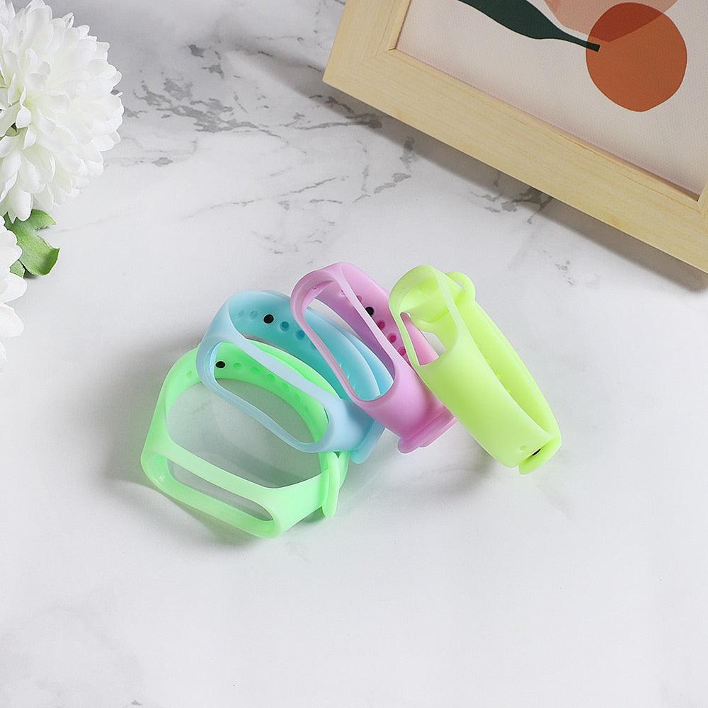 Bracelet de montre intelligent en silicone lumineux fluorescent, bracelet de remplacement en silicone souple, bracelet de montre qui brille dans la nuit, sécurité pour enfants et bracelets de montre de protection anti-rayures.