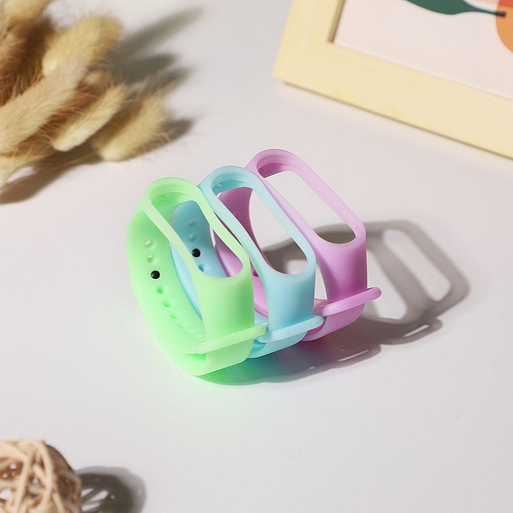 Bracelet de montre intelligent en silicone lumineux fluorescent, bracelet de remplacement en silicone souple, bracelet de montre qui brille dans la nuit, sécurité pour enfants et bracelets de montre de protection anti-rayures.