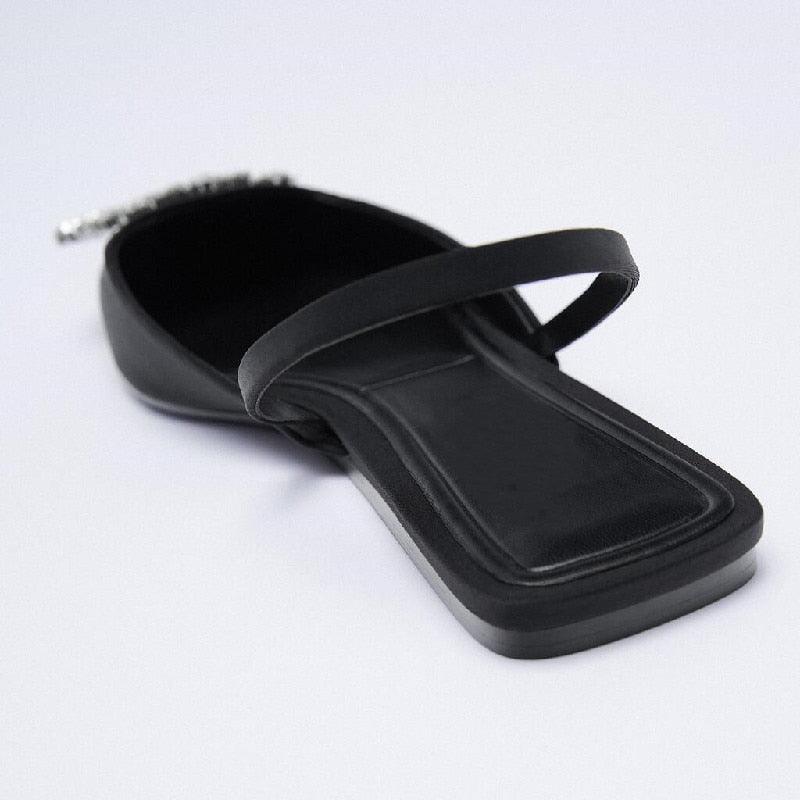 Chaussures plates pour femmes de luxe avec brides noires et talons bas d'été beiges, bout pointu fermé, strass et bande élastique, mules plates et pantoufles de marche extérieures.