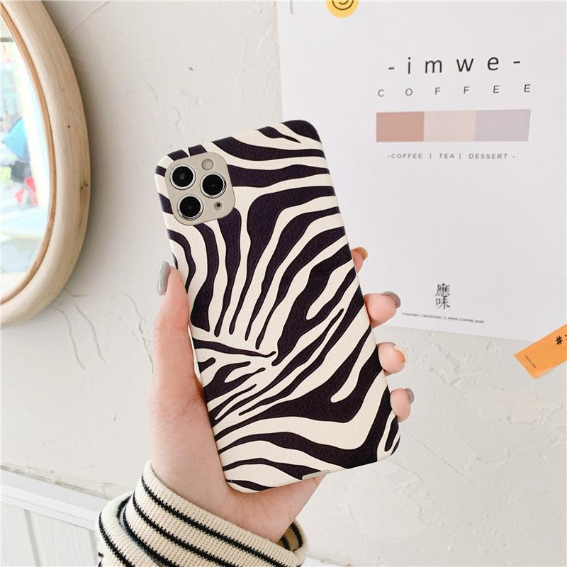 Coque de téléphone de luxe en cuir motif zèbre noir et blanc pour iPhone 13 12 11 14 Pro Max Xs Xr 7 14 Plus Coque arrière en silicone souple anti-chute Fine et souple de luxe antichoc brillante pour filles et femmes Coque iPhone imprimé zèbre