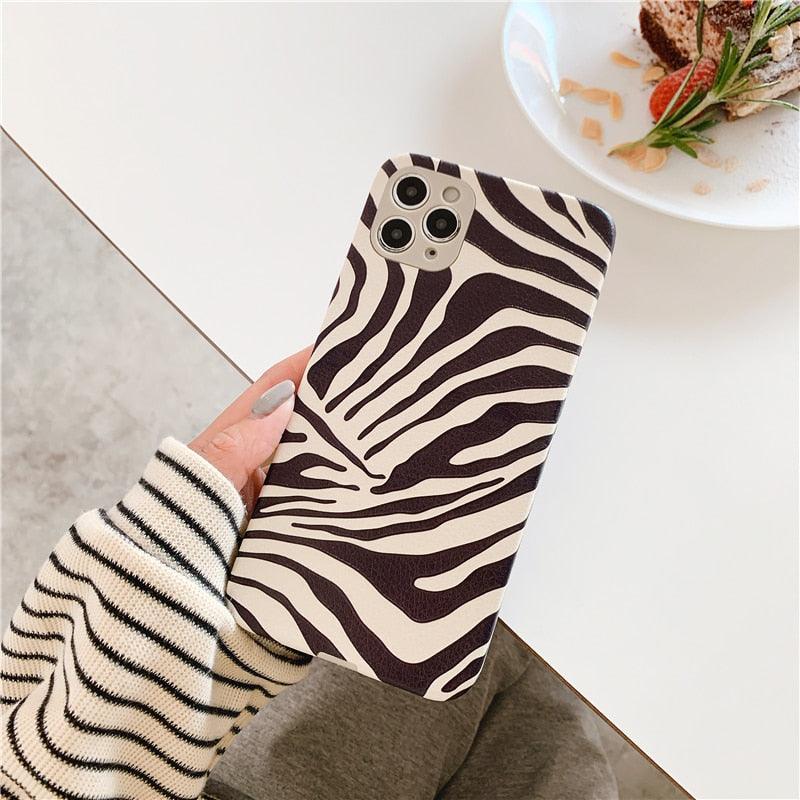 Coque de téléphone de luxe en cuir motif zèbre noir et blanc pour iPhone 13 12 11 14 Pro Max Xs Xr 7 14 Plus Coque arrière en silicone souple anti-chute Fine et souple de luxe antichoc brillante pour filles et femmes Coque iPhone imprimé zèbre