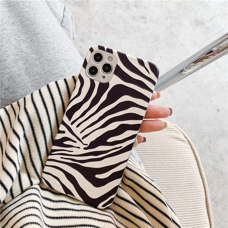 Coque de téléphone de luxe en cuir motif zèbre noir et blanc pour iPhone 13 12 11 14 Pro Max Xs Xr 7 14 Plus Coque arrière en silicone souple anti-chute Fine et souple de luxe antichoc brillante pour filles et femmes Coque iPhone imprimé zèbre