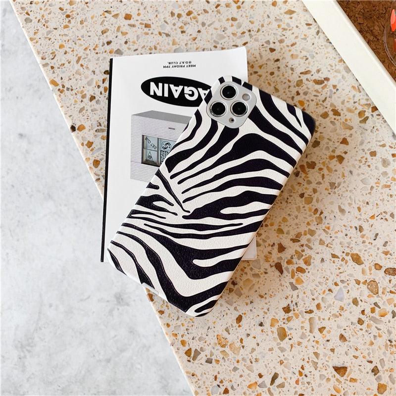 Coque de téléphone de luxe en cuir motif zèbre noir et blanc pour iPhone 13 12 11 14 Pro Max Xs Xr 7 14 Plus Coque arrière en silicone souple anti-chute Fine et souple de luxe antichoc brillante pour filles et femmes Coque iPhone imprimé zèbre
