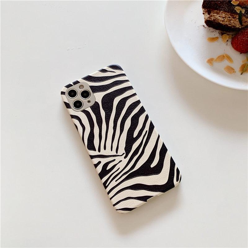 Coque de téléphone de luxe en cuir motif zèbre noir et blanc pour iPhone 13 12 11 14 Pro Max Xs Xr 7 14 Plus Coque arrière en silicone souple anti-chute Fine et souple de luxe antichoc brillante pour filles et femmes Coque iPhone imprimé zèbre