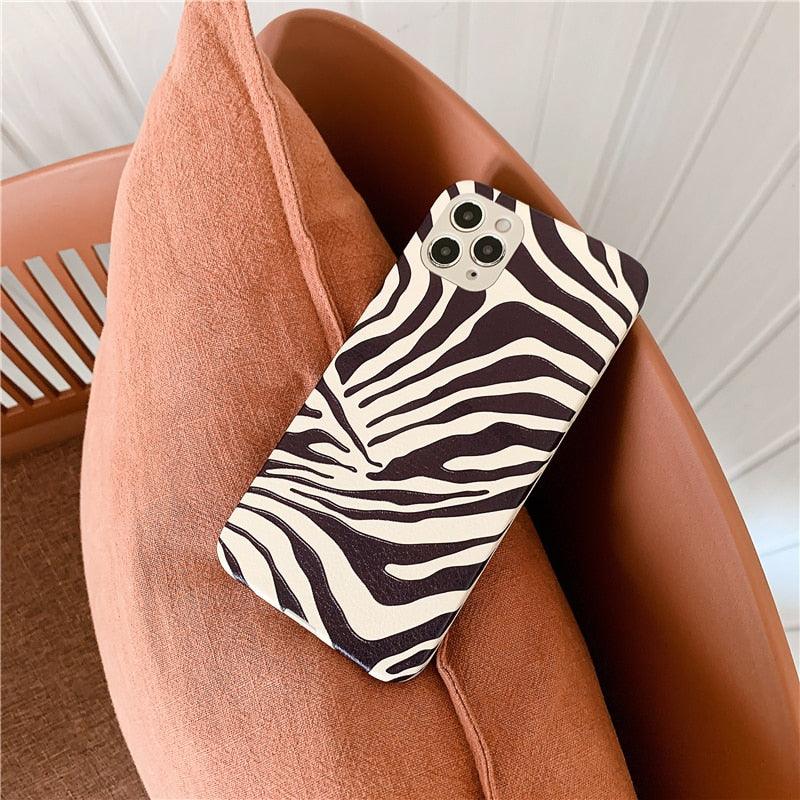 Coque de téléphone de luxe en cuir motif zèbre noir et blanc pour iPhone 13 12 11 14 Pro Max Xs Xr 7 14 Plus Coque arrière en silicone souple anti-chute Fine et souple de luxe antichoc brillante pour filles et femmes Coque iPhone imprimé zèbre