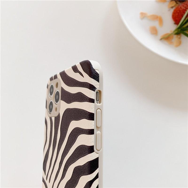 Coque de téléphone de luxe en cuir motif zèbre noir et blanc pour iPhone 13 12 11 14 Pro Max Xs Xr 7 14 Plus Coque arrière en silicone souple anti-chute Fine et souple de luxe antichoc brillante pour filles et femmes Coque iPhone imprimé zèbre