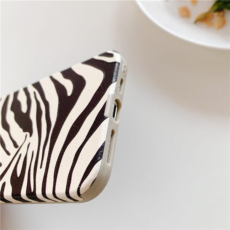 Coque de téléphone de luxe en cuir motif zèbre noir et blanc pour iPhone 13 12 11 14 Pro Max Xs Xr 7 14 Plus Coque arrière en silicone souple anti-chute Fine et souple de luxe antichoc brillante pour filles et femmes Coque iPhone imprimé zèbre