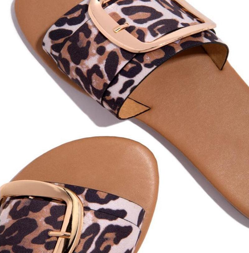 Chaussons de luxe pour femme avec motif léopard, chaussures d'été plates, boucle de mode pour femme, chaussures plates à bout ouvert, sandales à enfiler décontractées et confortables avec bride réglable, pour l'intérieur et l'extérieur, plage