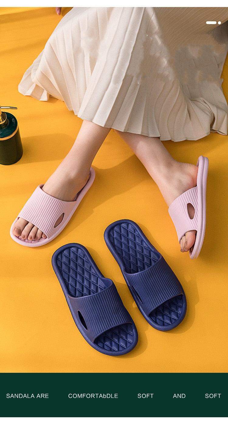 Chaussons d'été pour homme, sandales de plage décontractées, antidérapantes, semelle souple, claquettes légères, épaisses et amorties pour la douche, la salle de bain et la piscine.