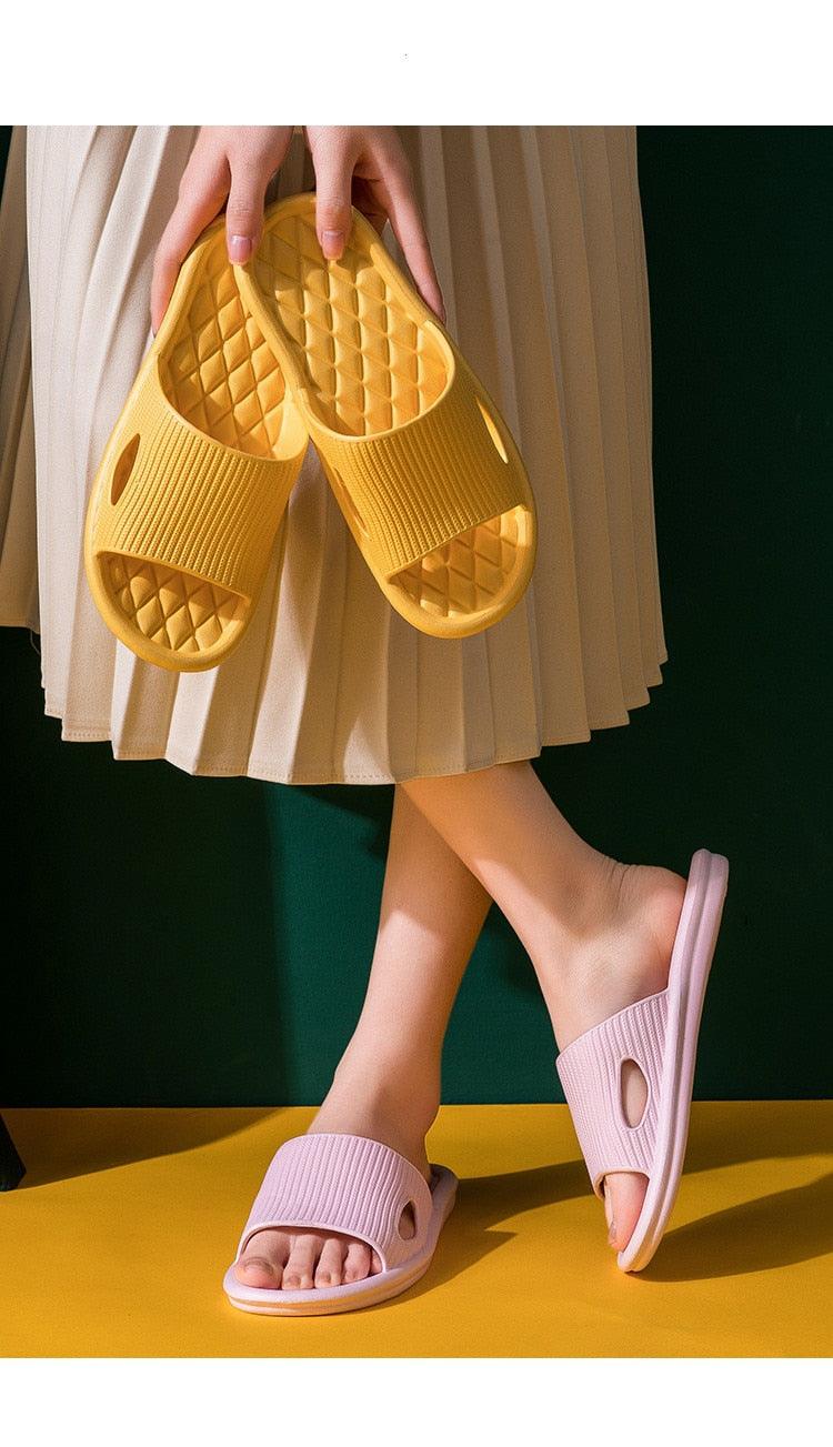 Chaussons d'été pour homme, sandales de plage décontractées, antidérapantes, semelle souple, claquettes légères, épaisses et amorties pour la douche, la salle de bain et la piscine.