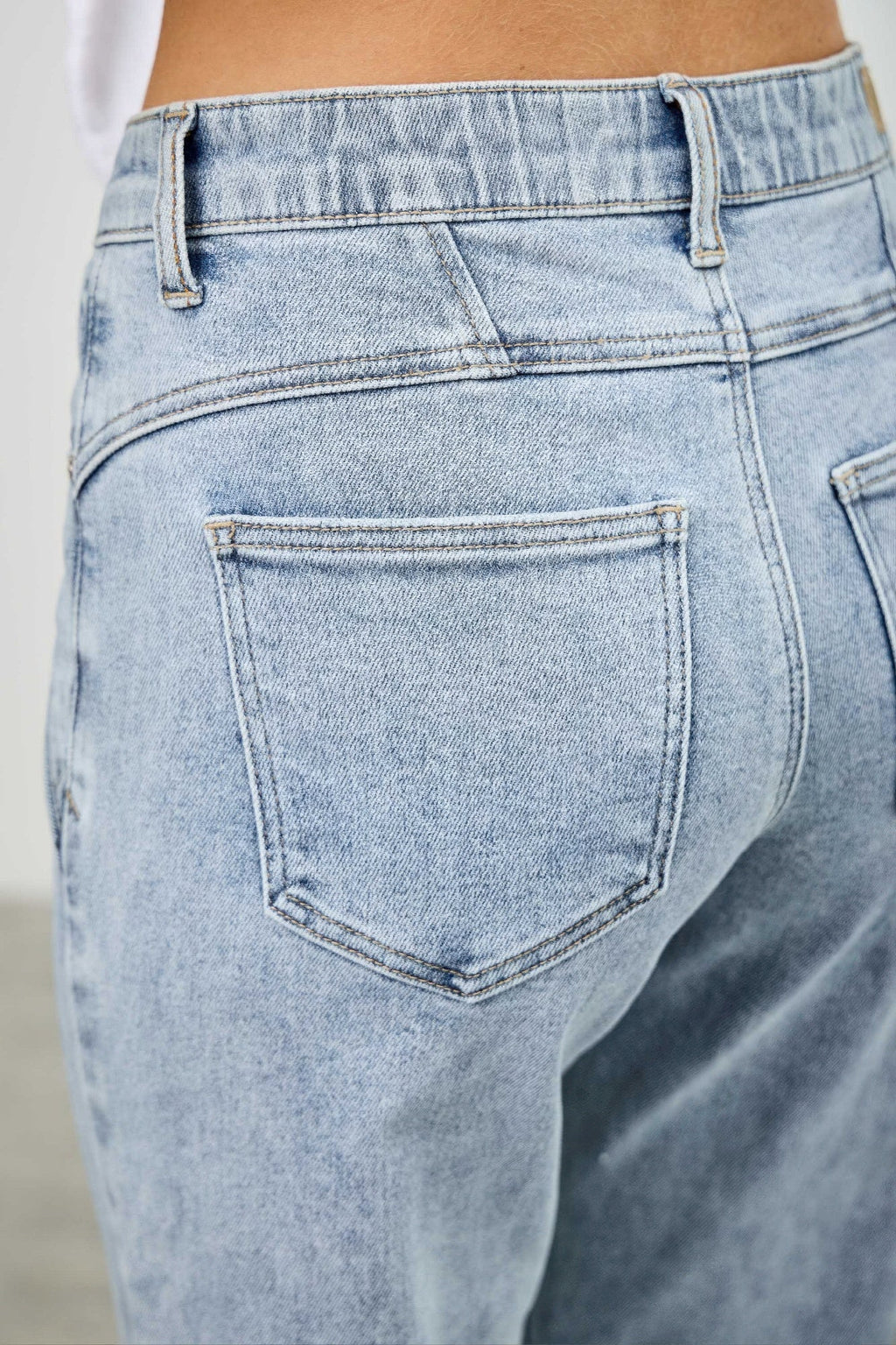Droit taille mi-haute avec passepoil