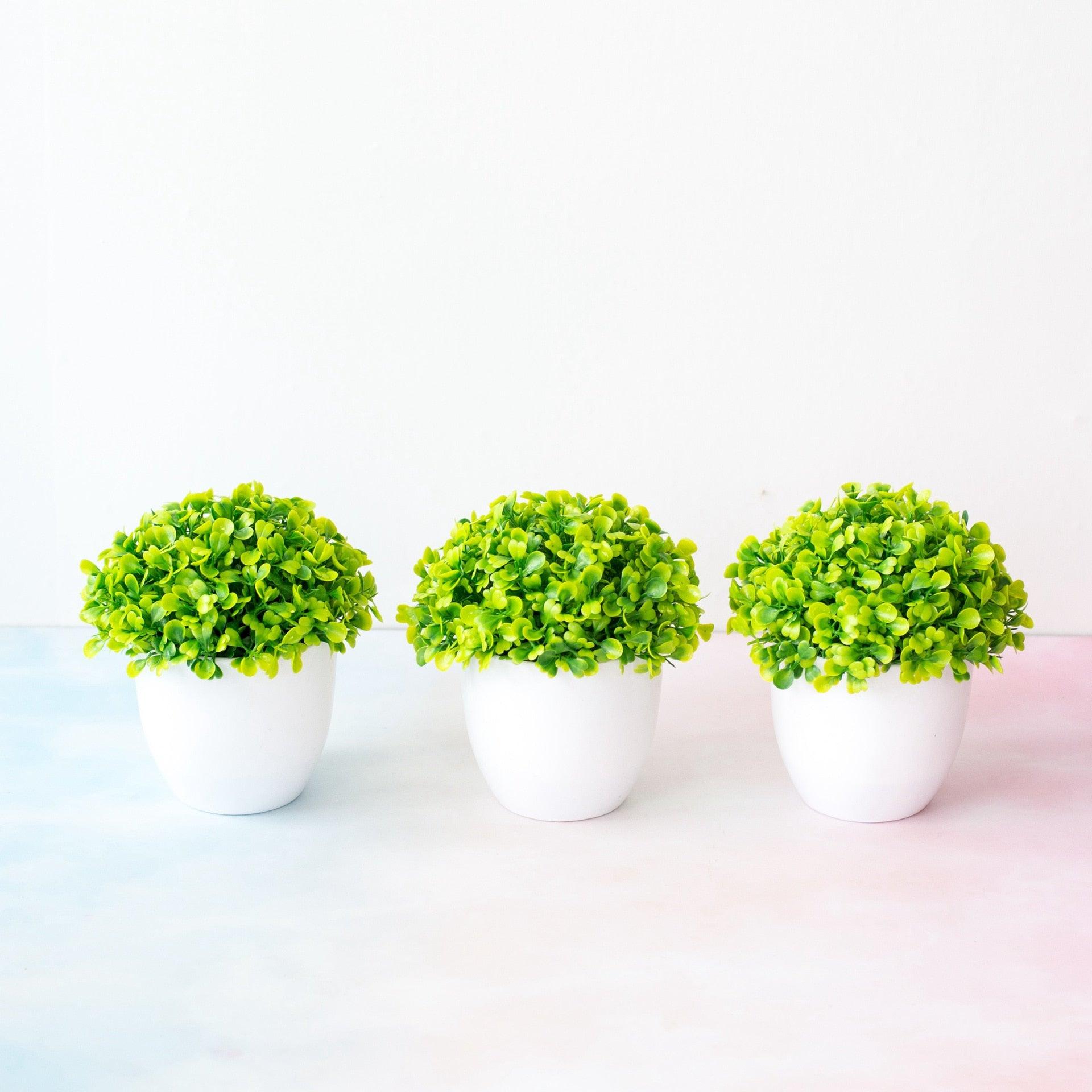 Mini bonsaï artificiel mignon en pot en plastique 15x16cm Cadeau d'ami Fausse décoration avec pots en plastique Arrangements de fleurs artificielles pour la décoration de la maison