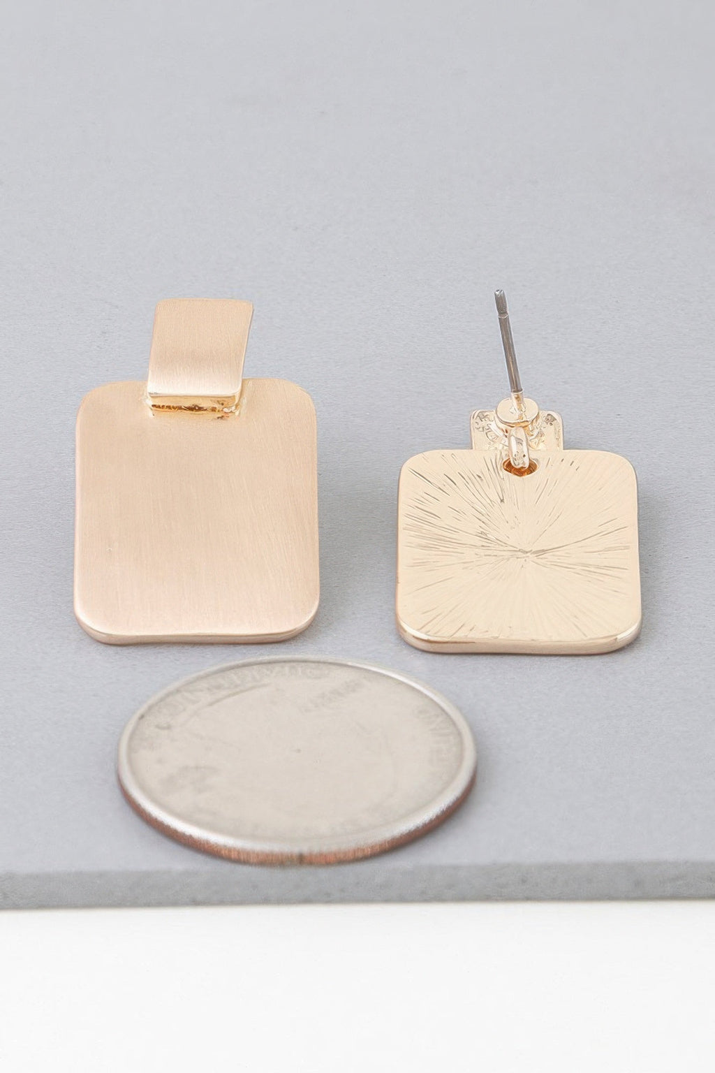 Boucles d'oreilles modernes plates et cubiques