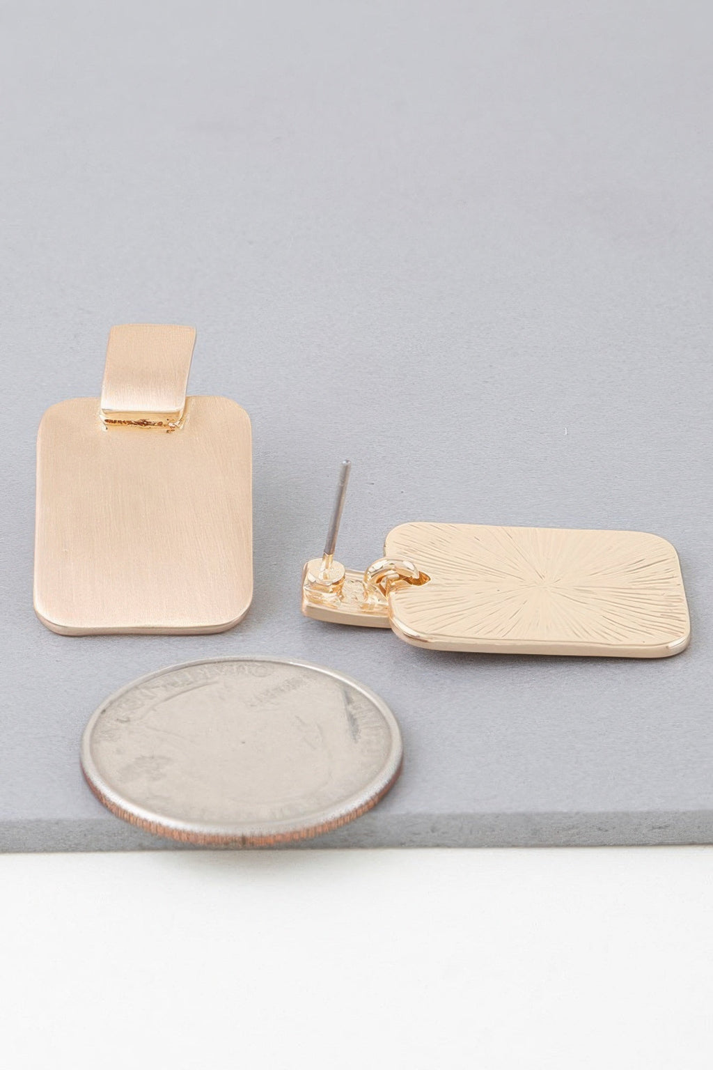 Boucles d'oreilles modernes plates et cubiques