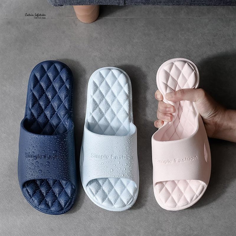 Chaussons Modernes Femmes Été Épais Bas Intérieur Maison Couples Maison Salle de Bain Doux à Porter Chaussons Frais EVA Bout Ouvert Chaussons Doux Douche Massage Bain Piscine Gym Chausson de Maison