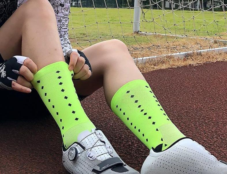 Chaussettes de cyclisme modernes unisexes pour hommes et femmes Chaussettes de sport d'extérieur Chaussures de vélo pour vélo de route Course Basketball Chaussettes de sport pour le cyclisme