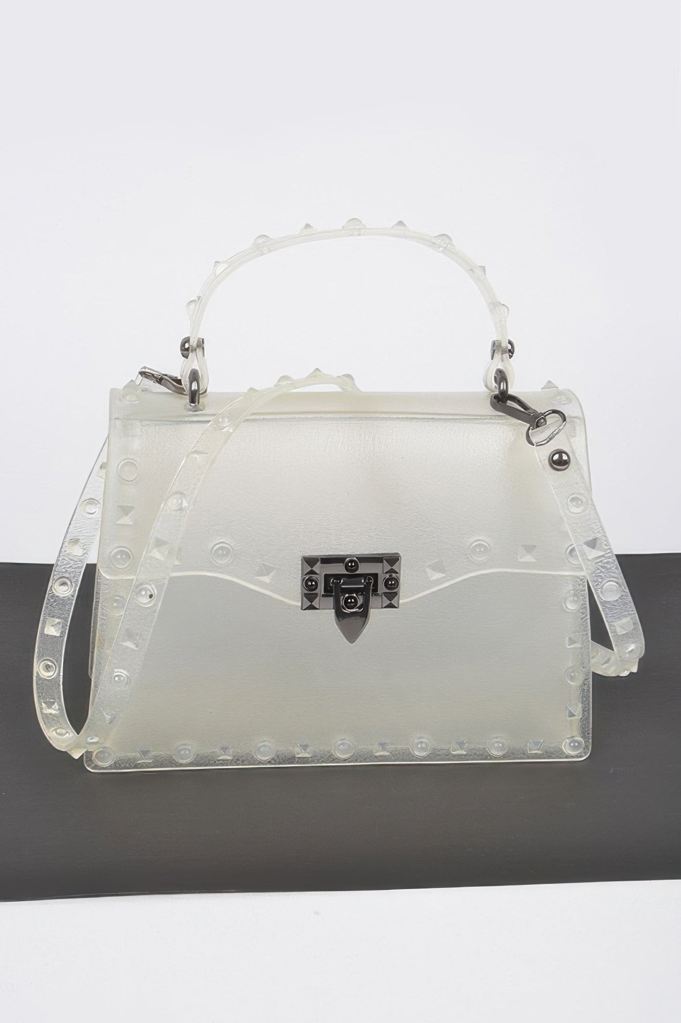Pochette cloutée monochrome