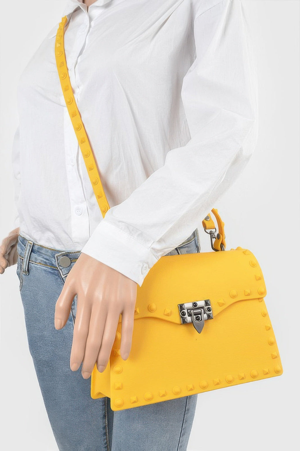 Pochette cloutée monochrome