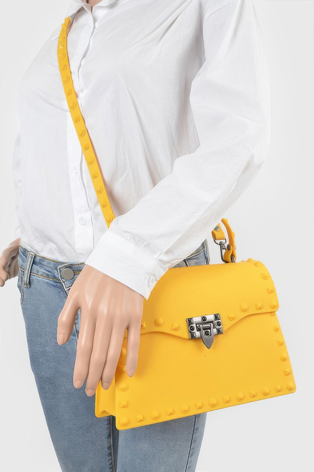 Pochette cloutée monochrome