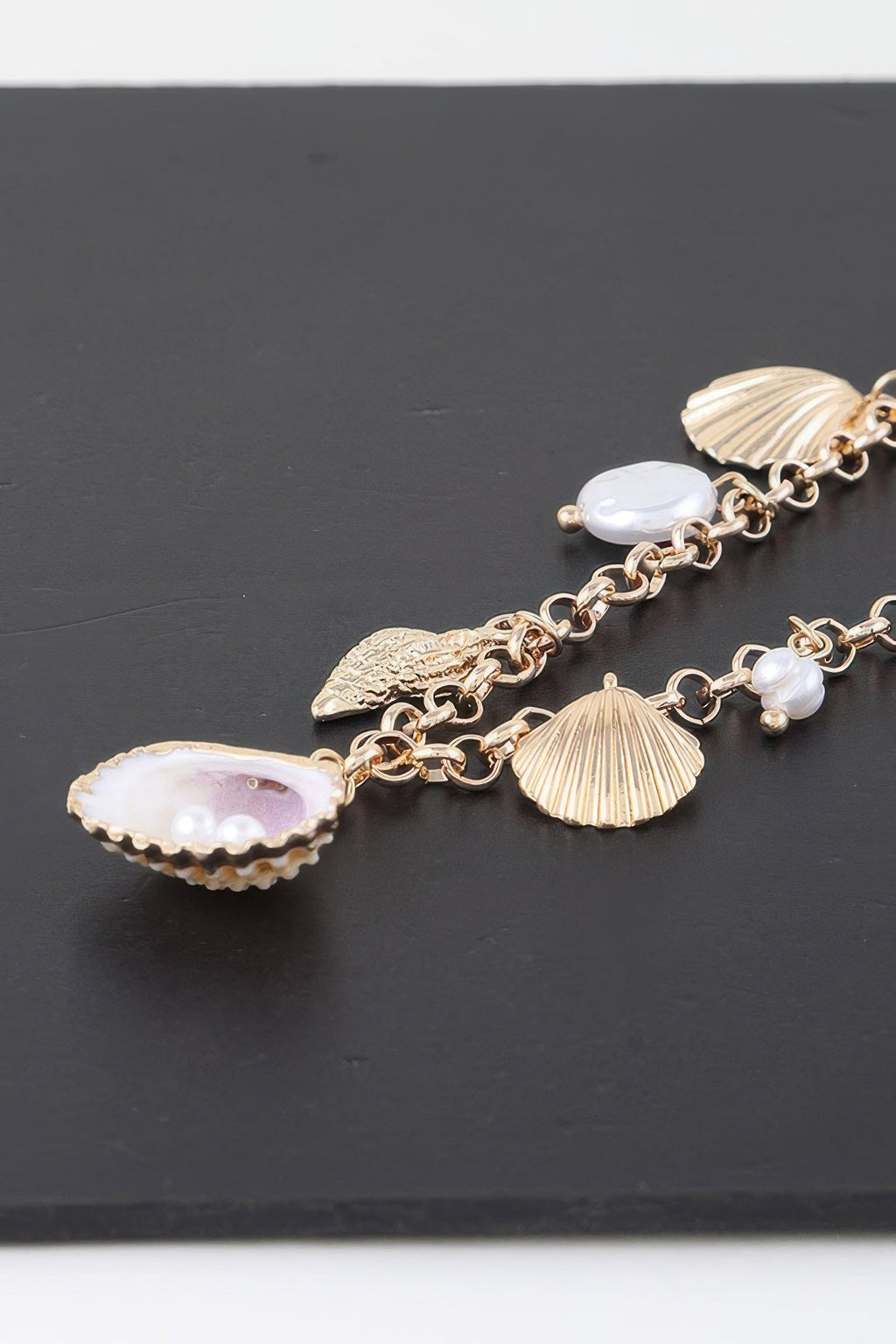 Collier Pendentif Multi-Perles et Coquillages