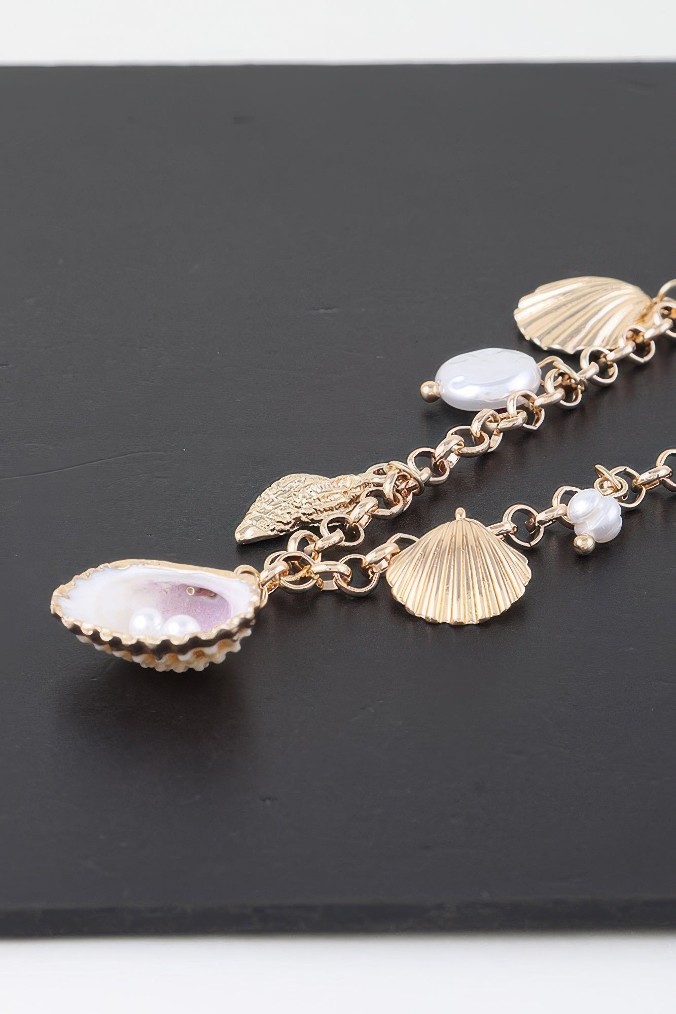 Collier Pendentif Multi-Perles et Coquillages