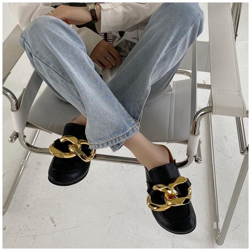 Chaîne en or Femme Pantoufle Bout fermé Chaussures mules à enfiler Bout rond Talons bas Tongs décontractées Sandales plates à enfiler Sandales à enfiler élégantes Mules Talons Chaussons