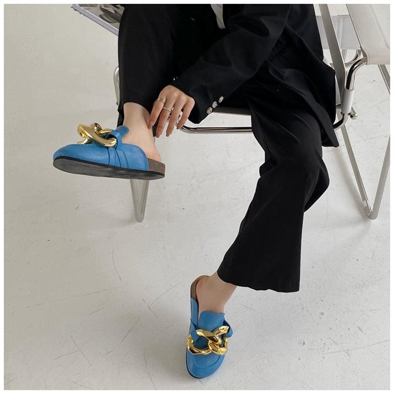 Chaîne en or Femme Pantoufle Bout fermé Chaussures mules à enfiler Bout rond Talons bas Tongs décontractées Sandales plates à enfiler Sandales à enfiler élégantes Mules Talons Chaussons