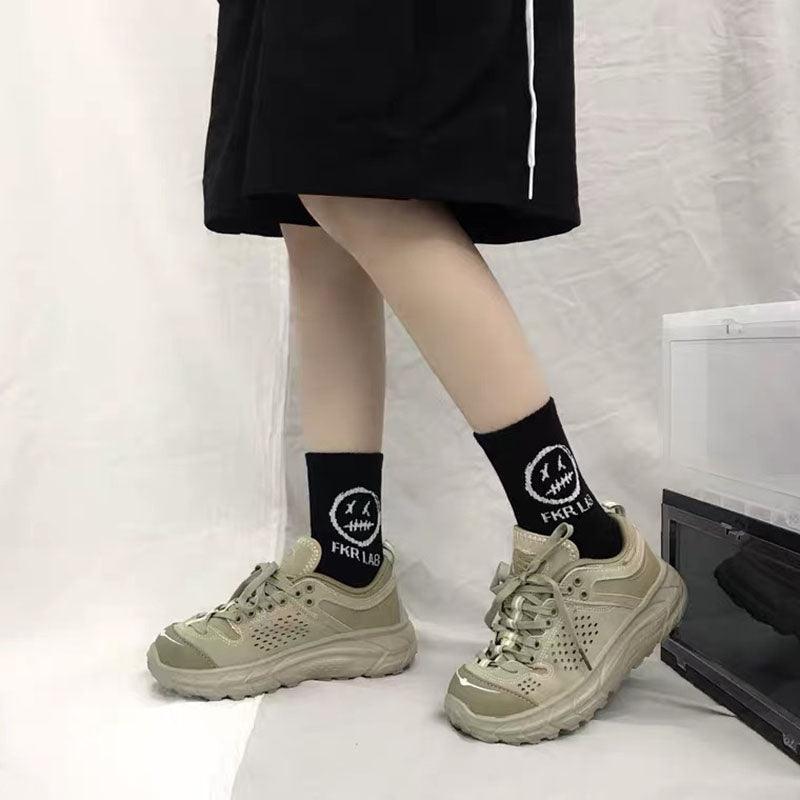 Nouvelles chaussettes montantes respirantes de style Hip Hop en pur coton à motif de dessins animés, chaussettes de skateboard douces et longues pour hommes et femmes, à motif de smilies mignons et kawaii, tendance.