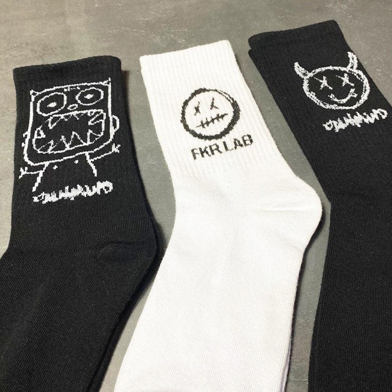 Nouvelles chaussettes montantes respirantes de style Hip Hop en pur coton à motif de dessins animés, chaussettes de skateboard douces et longues pour hommes et femmes, à motif de smilies mignons et kawaii, tendance.