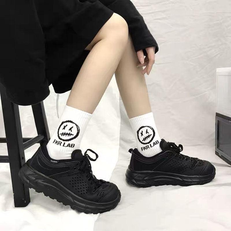 Nouvelles chaussettes montantes respirantes de style Hip Hop en pur coton à motif de dessins animés, chaussettes de skateboard douces et longues pour hommes et femmes, à motif de smilies mignons et kawaii, tendance.