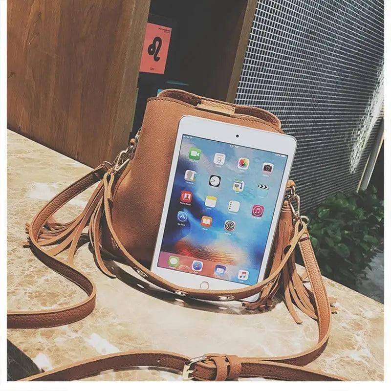 Nouveau sac seau de gommage à la mode pour femmes, sac bandoulière vintage à pompon, sac à bandoulière de haute qualité, sac à bandoulière simple pour femmes