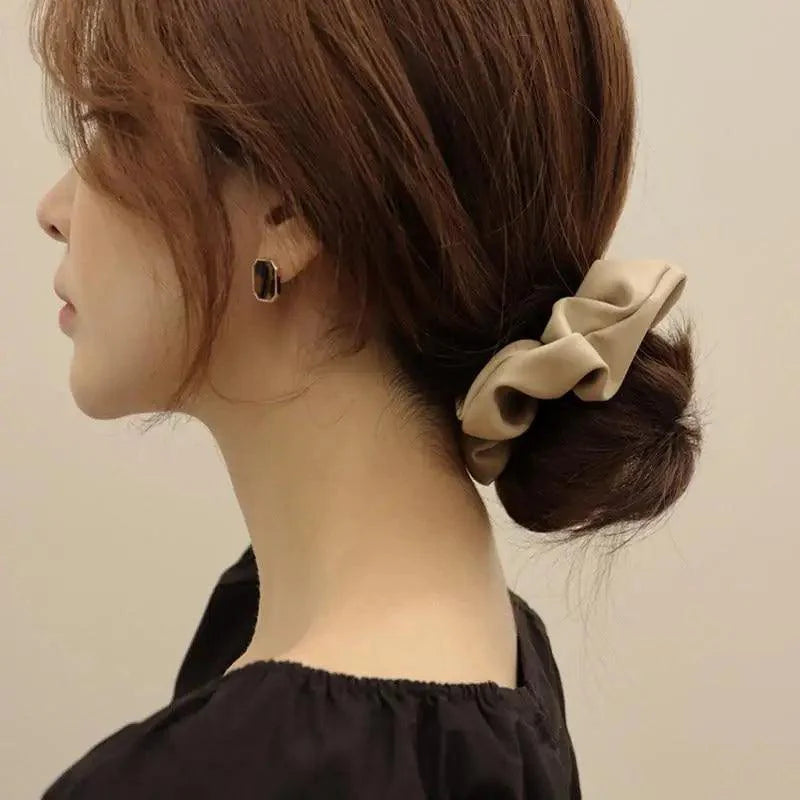 Nouvel élastique à cheveux en cuir PU rouge Automne Grandes filles Hiver Confortable Serre-tête Queue de cheval Forte élasticité Accessoires pour cheveux Femme