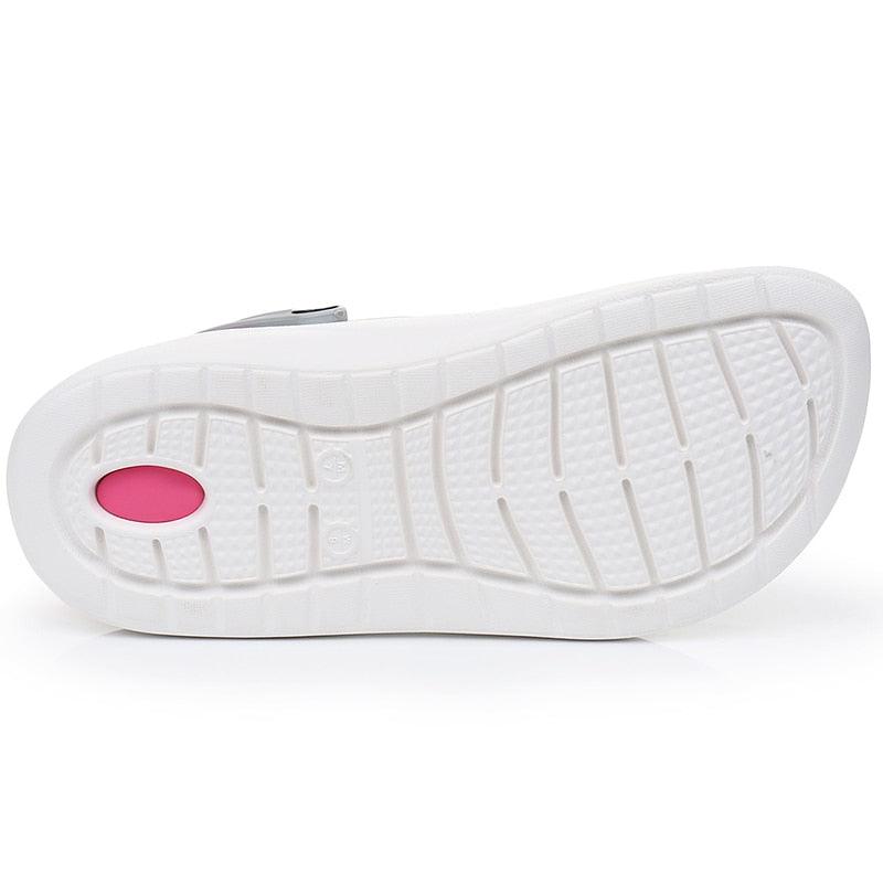 Nouvelles sandales, chaussures à trous pour hommes, sandales pour femmes, sabots, chaussures de jardin unisexes, chaussures d'eau grises, sandales légères à enfiler, chaussures d'été pour la plage, la piscine, la douche