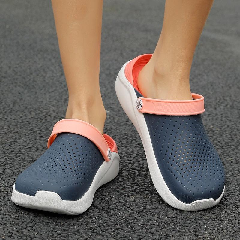 Nouvelles sandales, chaussures à trous pour hommes, sandales pour femmes, sabots, chaussures de jardin unisexes, chaussures d'eau grises, sandales légères à enfiler, chaussures d'été pour la plage, la piscine, la douche