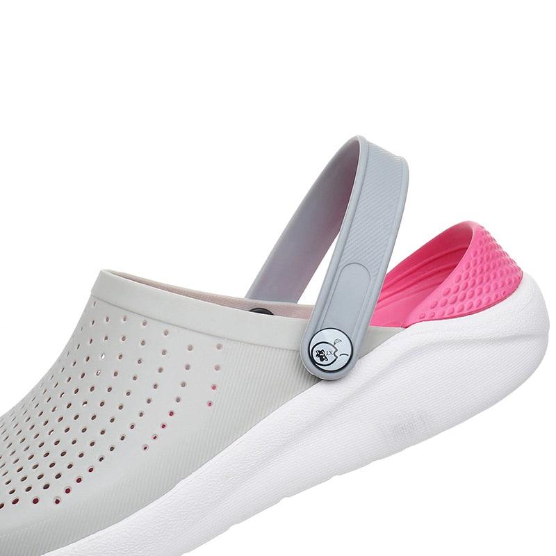 Nouvelles sandales, chaussures à trous pour hommes, sandales pour femmes, sabots, chaussures de jardin unisexes, chaussures d'eau grises, sandales légères à enfiler, chaussures d'été pour la plage, la piscine, la douche