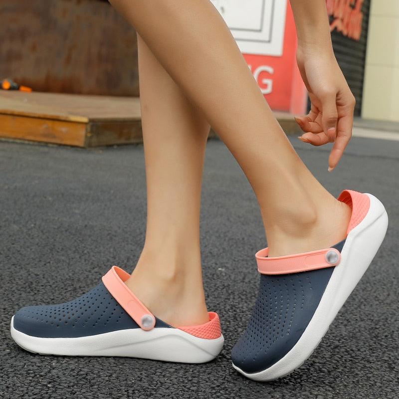 Nouvelles sandales, chaussures à trous pour hommes, sandales pour femmes, sabots, chaussures de jardin unisexes, chaussures d'eau grises, sandales légères à enfiler, chaussures d'été pour la plage, la piscine, la douche