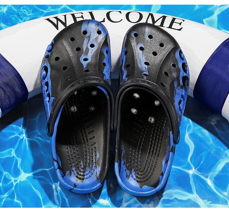 Nouvelles chaussures d'été pour hommes, sabots bleus, chaussures de jardin peintes, sandales plates de plage respirantes, sabots de jardin, mules classiques, semelle en caoutchouc antidérapante, sabots d'été à enfiler