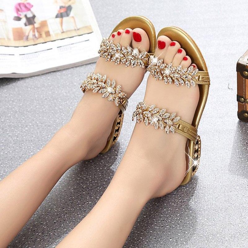Nouvelles chaussures pour femmes, pantoufles, sandales de plage d'été, tongs d'extérieur à la mode avec strass, sandales de plage, chaussures à strass brillants, chaussures confortables à diamants, pantoufles de luxe pour femmes d'extérieur.