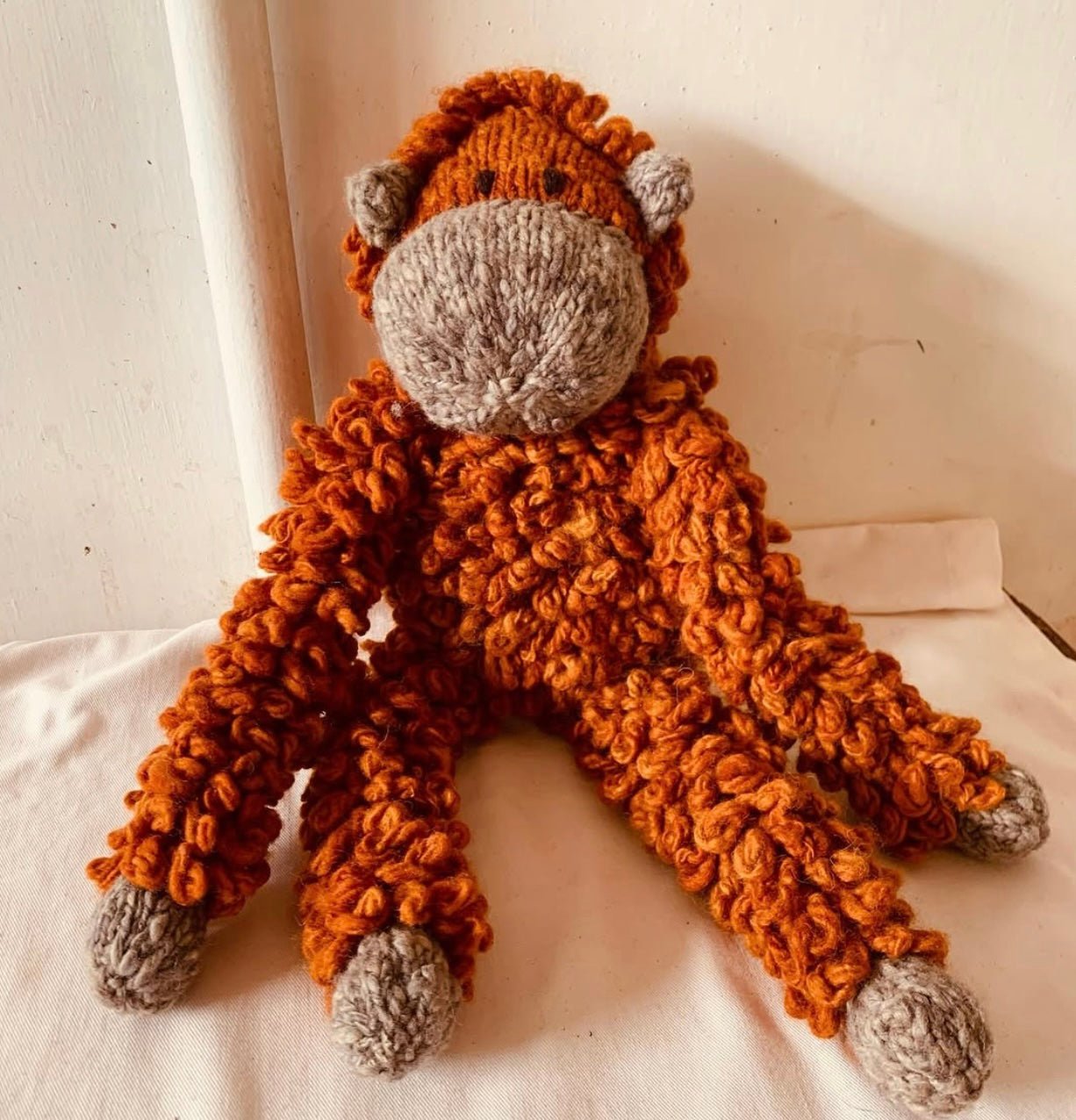 Buddy en tricot de laine | Opal l'orang-outan