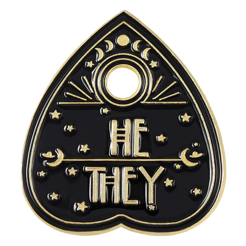 Broche émaillée « Ouija Planchette Pronoun Enamel Pin – He/They » – Broche pronoms spooky