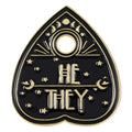 Broche émaillée « Ouija Planchette Pronoun Enamel Pin – He/They » – Broche pronoms spooky